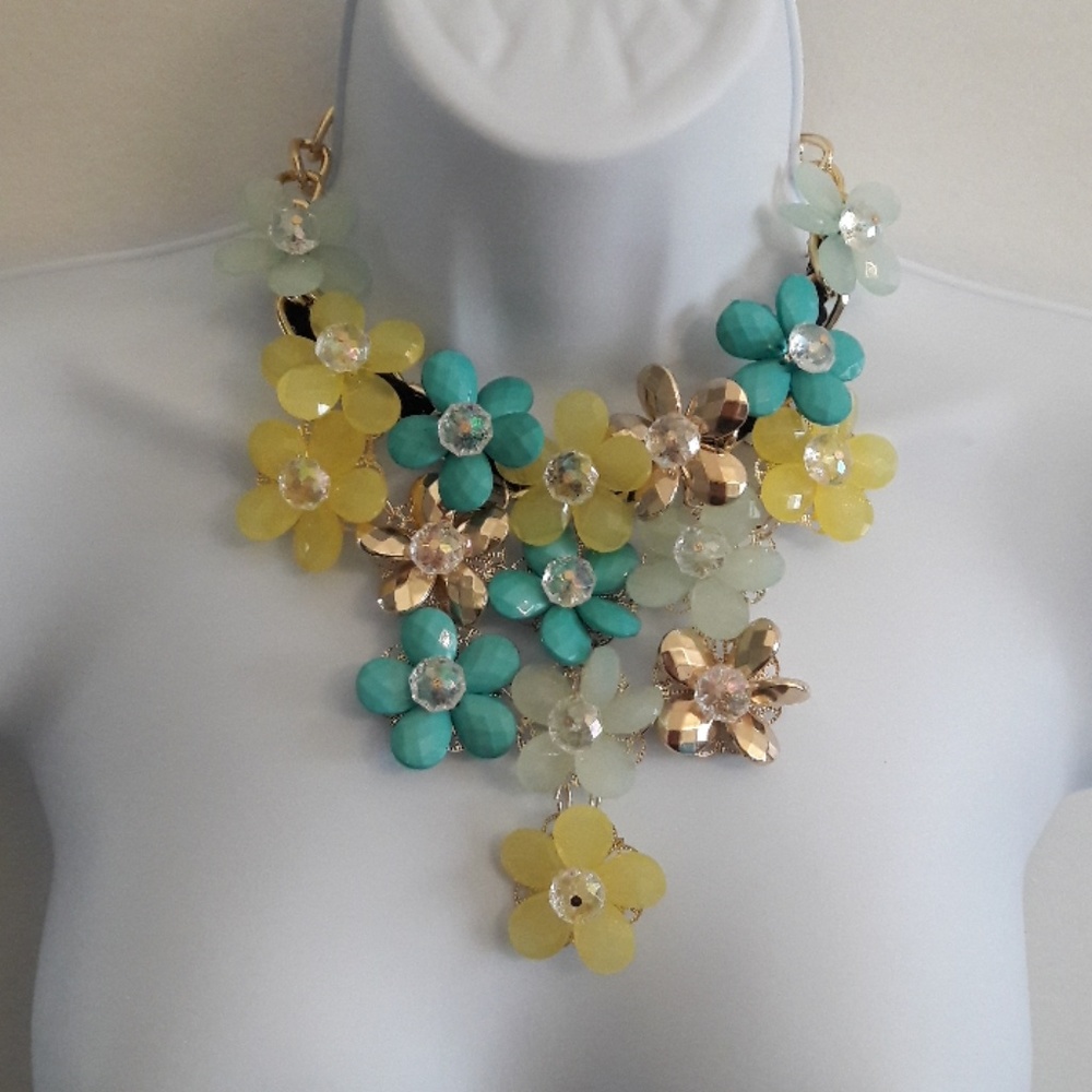 Beautiful Pastel Necklace NEW